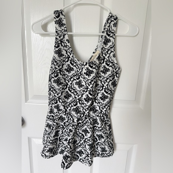 NWOT Elodie Black and White Peplum Tank Top - Picture 1 of 8
